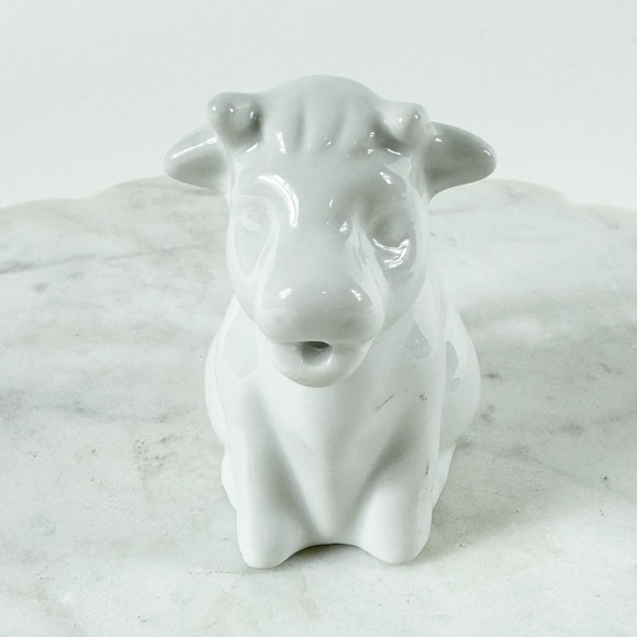 🎄 175. White Ceramic Cow Creamer Small Pitcher Farmhouse Cottagecore Kitchen - Picture 3 of 8